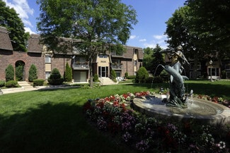 10 Woodland Ct, Lombard, IL 60148