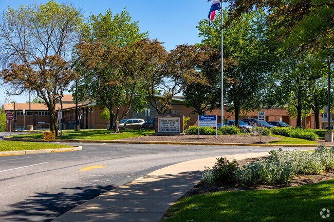 The Ladue Public Schools 5th Grade Center provides education for 5th grade residents in the Frontenac neighborhood.