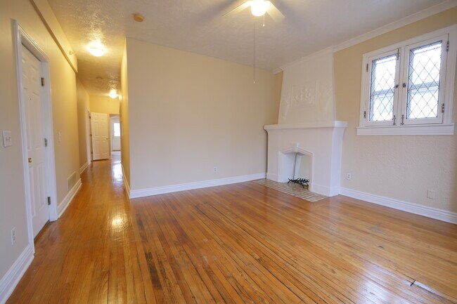 Livingroom w/working fireplace