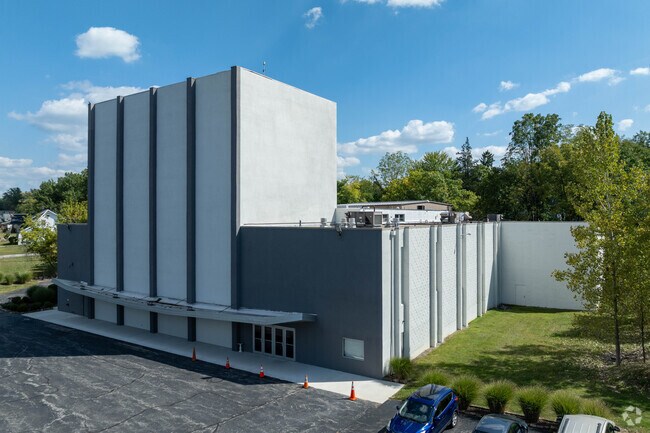 The Youngstown Playhouse and Youth Theater is located in the Warren neighborhood.