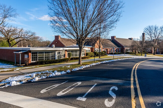 South Mountain School is a fine learning institution located in Millburn, NJ.