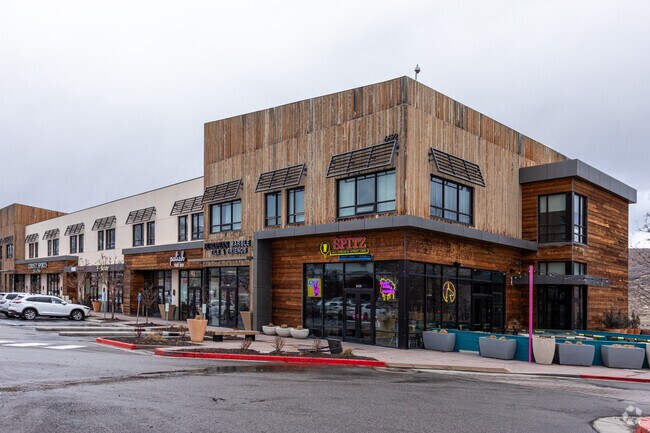 There are many dining options for residents of Summit Park.