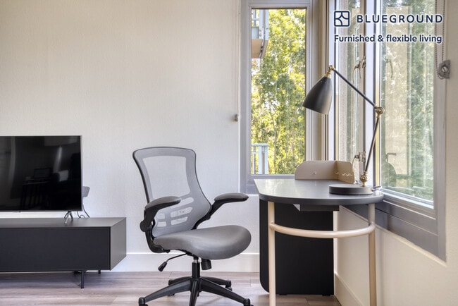 2400 W El Camino Real unit FL4-ID1080, Mountain View, CA 94040 - photo 4