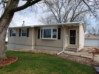 4811 Candlelight Dr, Davenport, IA 52806