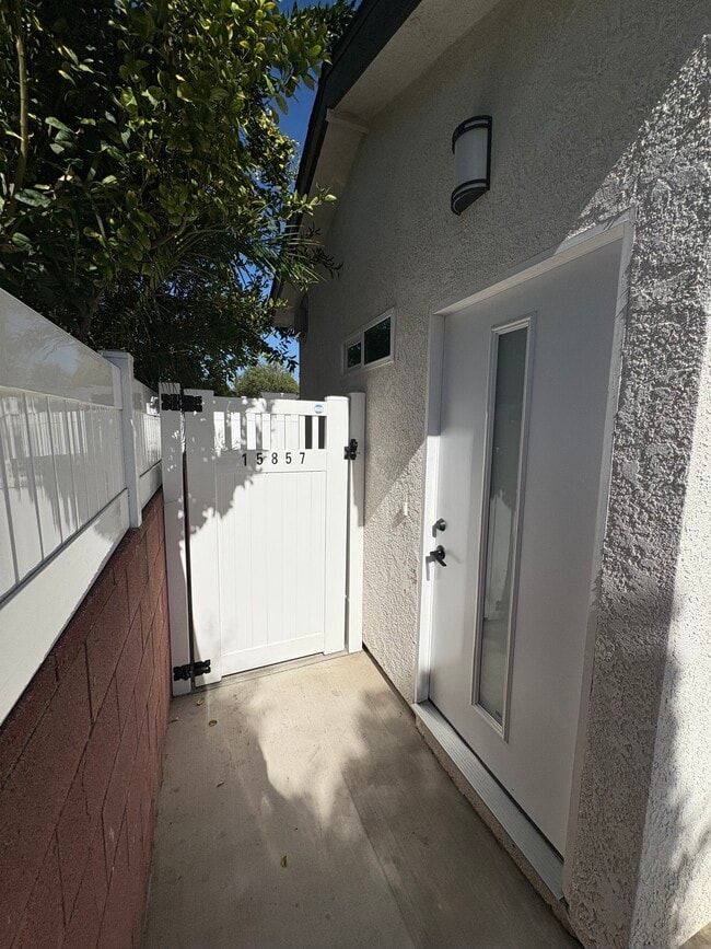15857 Stare St, Los Angeles, CA 91343 - photo 2
