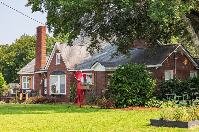 Park Circle has beautiful farm house style homes with spacious yards in North Charleston.