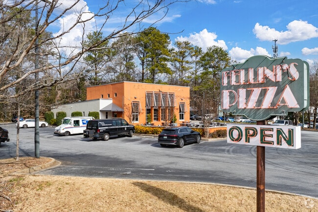 Fellini’s Pizza, a local favorite near Briarcliff Woods, offers hand-tossed, New York-style slices and calzones.