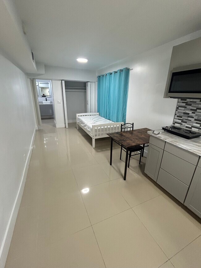 2463 Lincoln St unit B, Hollywood, FL 33020 - photo 3