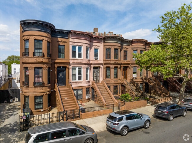 Lending a suburban-like quality to Bay Ridge are mid-rise buildings.