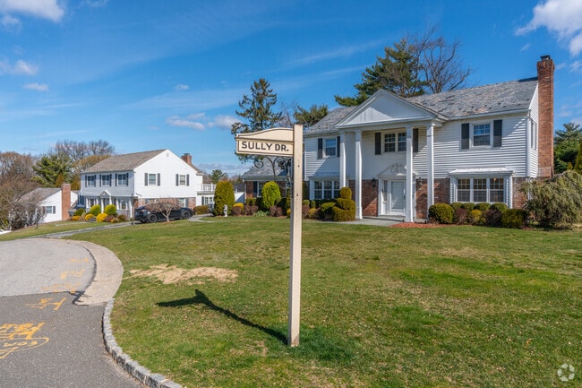 Many streets throughout Munsey Park are named after famous American artists.