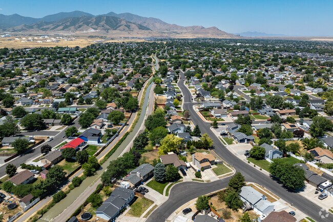 The Utah and Salt Lake Canal Trail runs through Hunter.