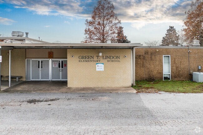 Lindon Elementary School offers classes for grades K-5 in the Youngsville area of Louisiana.