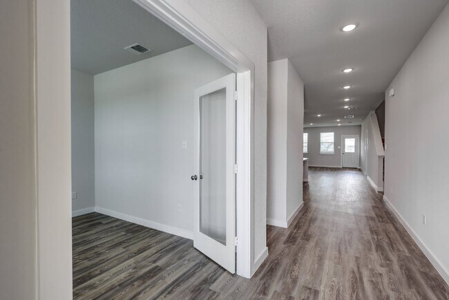 8119 Champion Creek, San Antonio, TX 78252 - photo 4