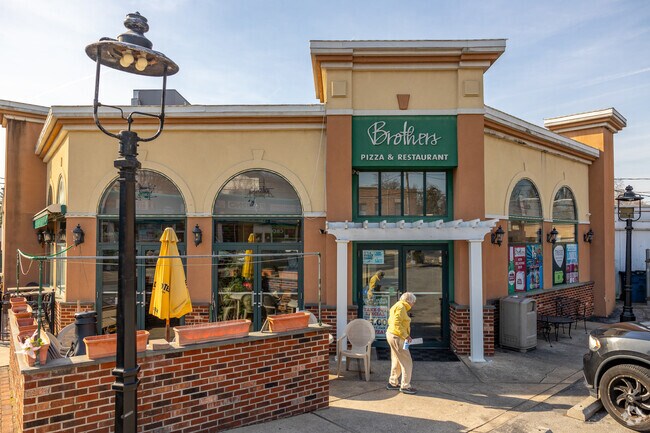 Brothers Pizza and Restaurant in Drexel Hill offeres outdoor seating options on nice days.