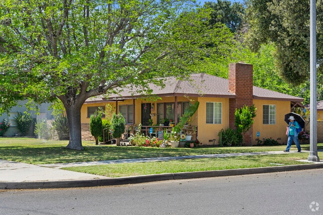 Experience The Charm And Tranquility Of A House With A Small Garden In Ramona