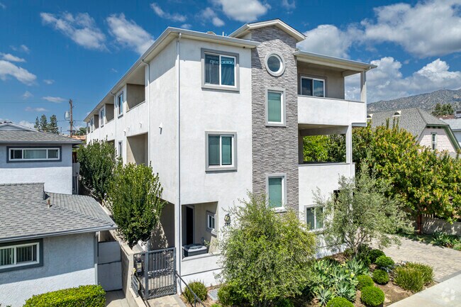 Condos in Downtown Burbank sell between $650 to $1 million.