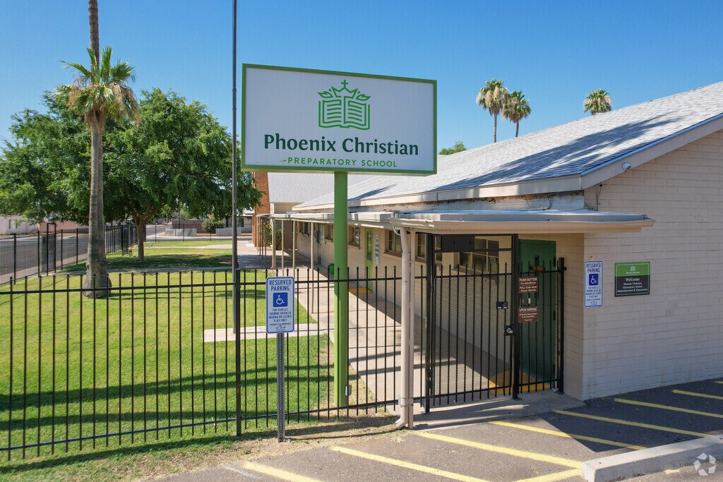 Phoenix Christian Elementary in central Phoenix is next to Phoenix Christian Prep School.