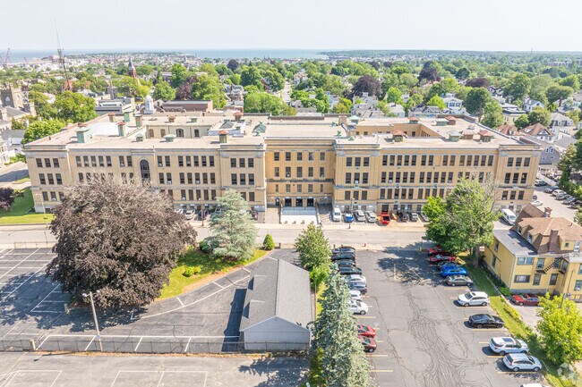 Whaling City Alternative School has a niche score of B-.