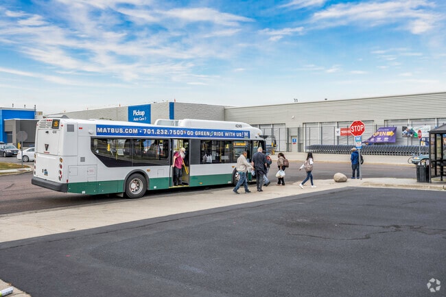 Matbus has bus stops that serve the Meadowridge neighborhood.
