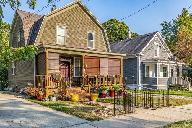 Rare Dutch Colonials can be found in Hickory Ridge.