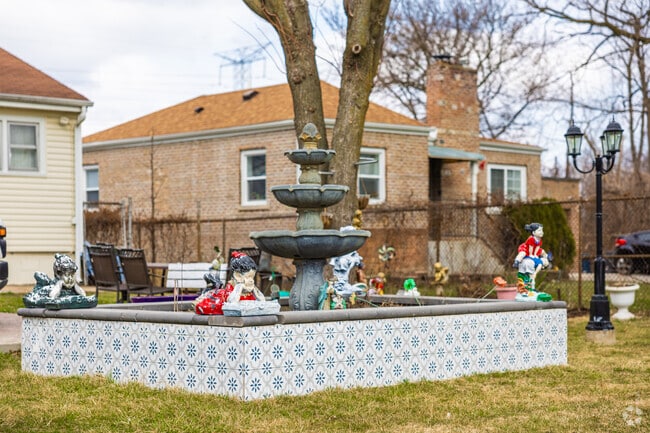 There are beautiful landscape decorations throughout the neighborhood of Posen.