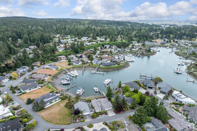 Shelter Bay has beautiful waterfront cul-de-sacs with private docks.