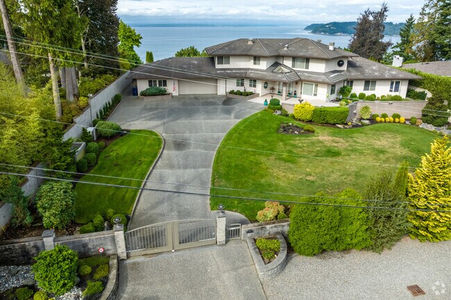 Estates along the coast are frequent and offer amazing views.