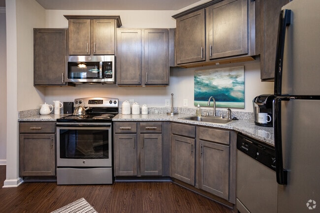 2 BR, 2 BA w/Balcony