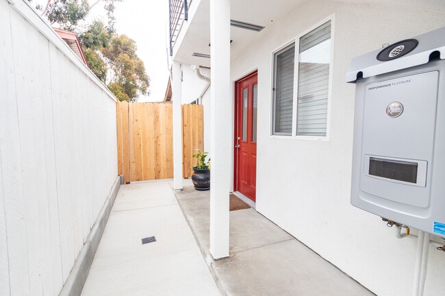 582 Douglas St unit Downstairs, Chula Vista, CA 91910 - photo 4