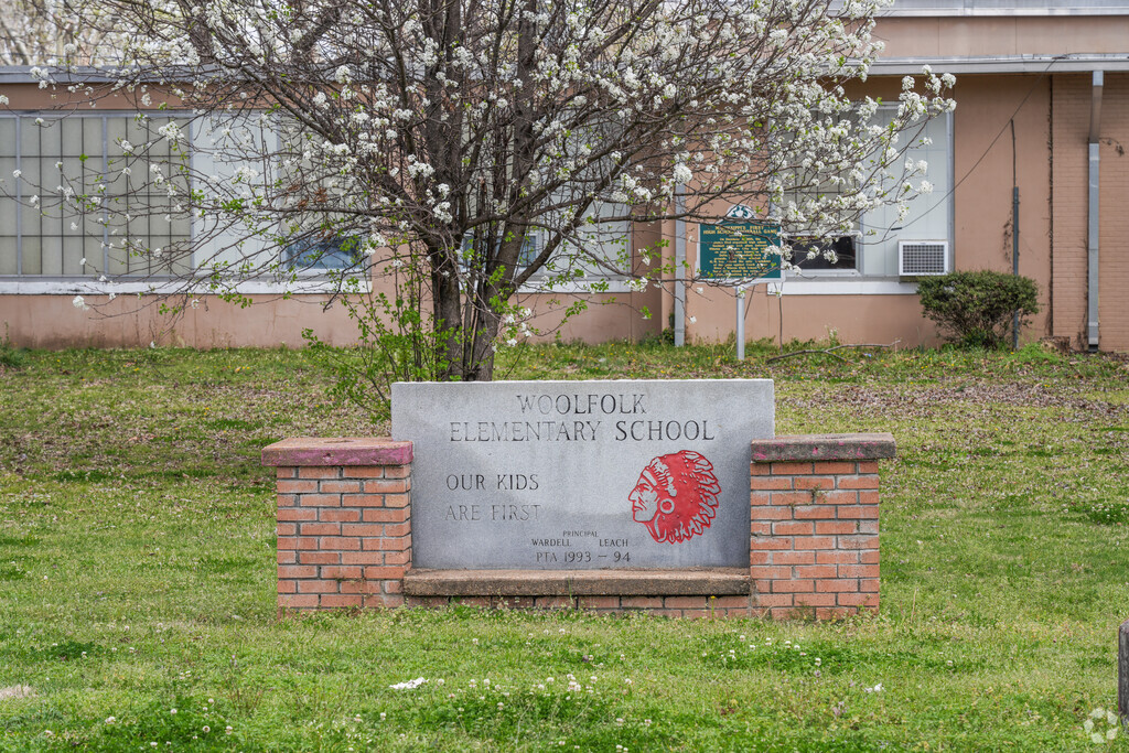 Bettie E. Woolfolk Middle School serves 493 students in Yazoo.
