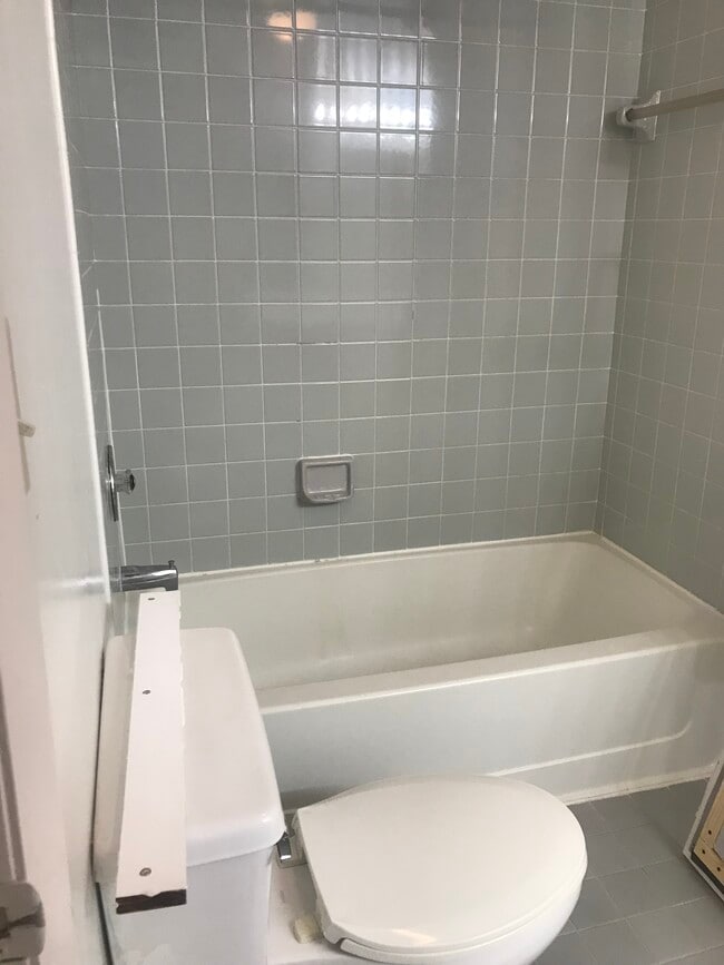 2871 N Oakland Forest Dr unit 209, Oakland Park, FL 33309 - photo 4