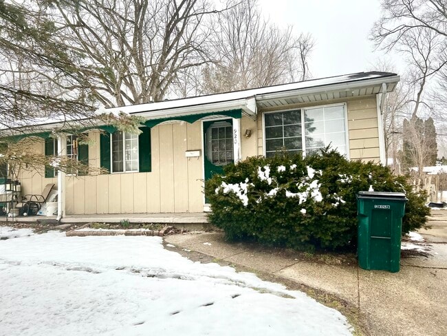920 Vincent Ct, Lansing, MI 48910 - photo 2