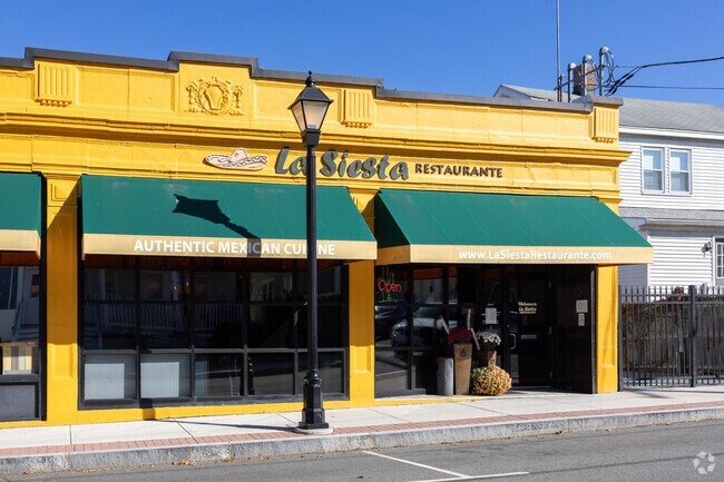 La Siesta in the Cottage Park area serves up a tasty brunch on the weekends.