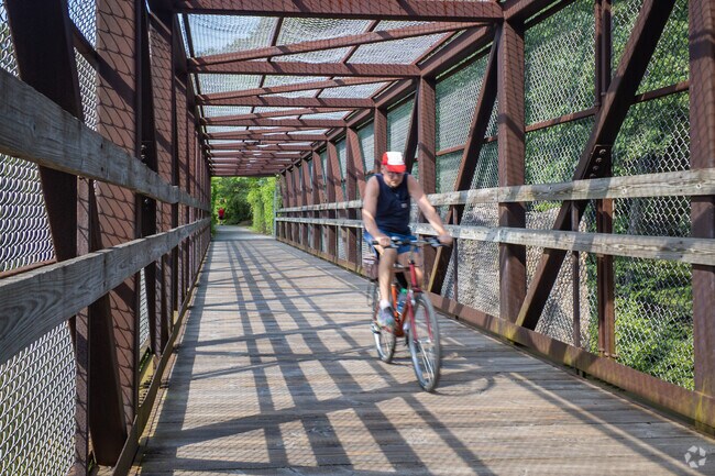 The neighborhood of Murphy is close to several hiking trails, perfect for nature lovers.