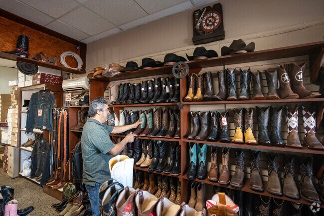 Gonzalez Boots located in San Juan offers a grand variety of cowboy boots and clothing.