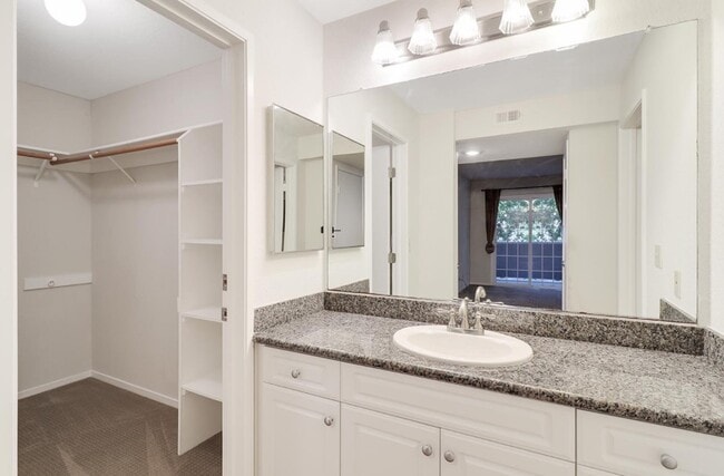 520 Canyon Oaks Dr unit A, Oakland, CA 94605 - photo 2