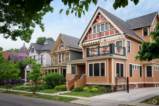 Lakeview is full of beautiful historic homes.