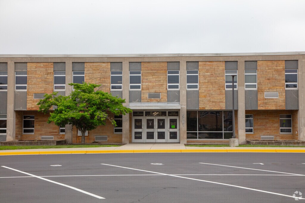 Valley Mills Elementary School front entrance in Valley Mills.