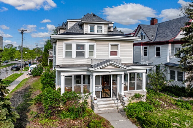 American Foursquare homes with enclosed porches are common in East BDE Maka Ska.