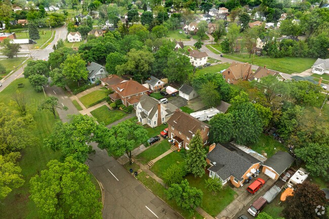 Sloping hills mean that very few of the streets in Metawanne Hills meet at right angles.