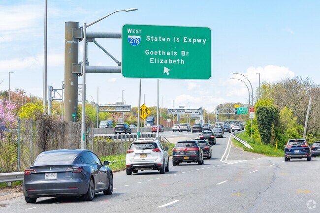 Concord residents have quick access to Staten Island Expressway for easy traveling.