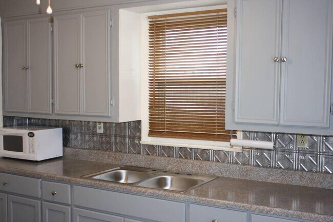 2118 26th St unit B, Lubbock, TX 79411 - photo 3