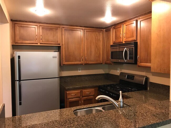 24105 Del Monte Dr unit 453, Valencia, CA 91355 - photo 5