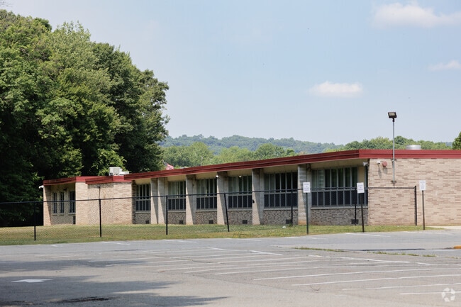 48% of students at Eisenhower Middle School in Succasunna are proficient in reading.