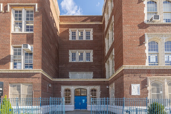 The school enrolls 72% economically disadvantaged students.