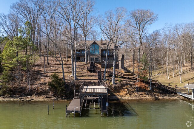 There's a large number of large and expensive homes along the shore shores of Lake Guntersville.