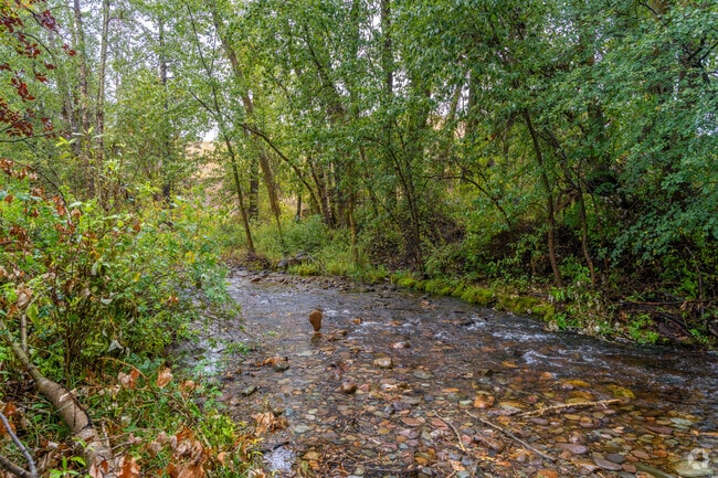 Grant Creek offers a long walking trail that cuts through the neighborhood.