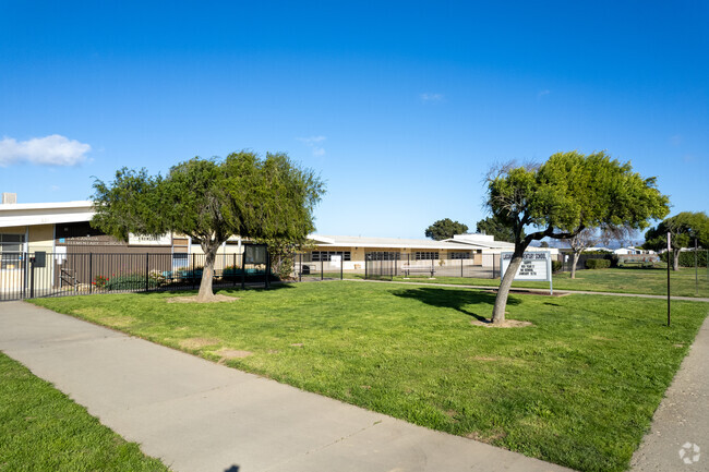 La Canada Elementary School is centrally located.