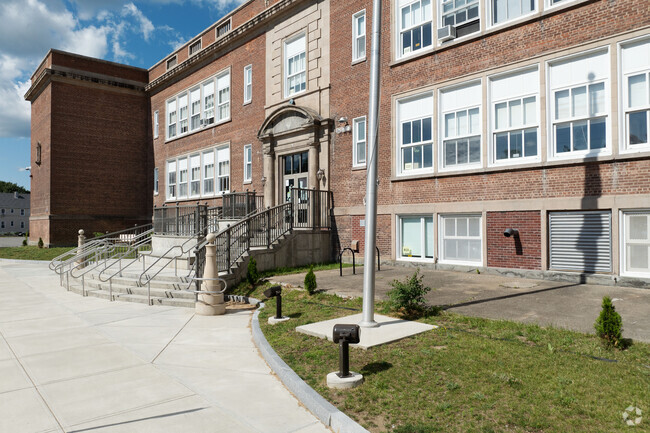 The main entrance to Hamilton Elementary School.