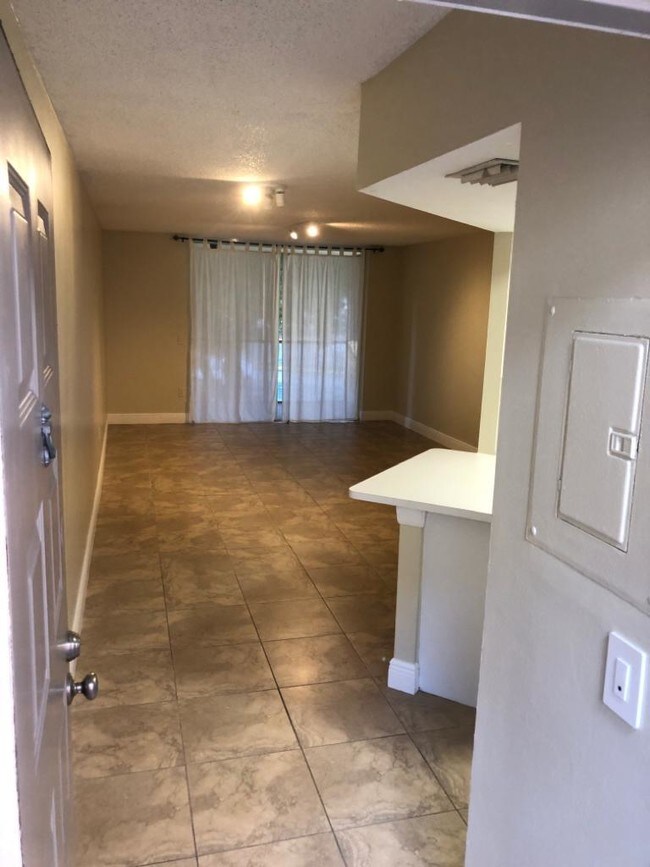 8343 Lake Dr Unit 8343 LAKE DR MIAMI 33166, Doral, FL 33166